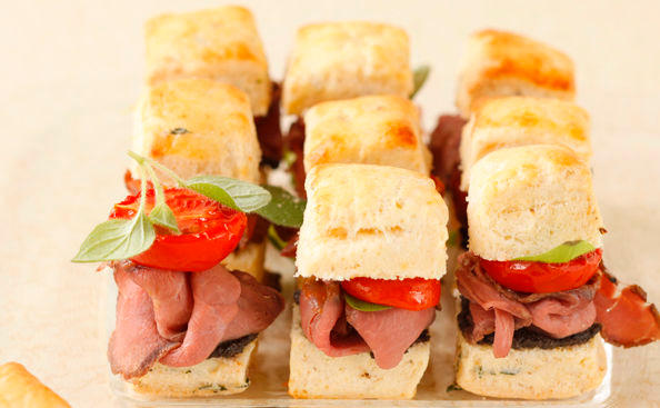 Gewürz-Scones mit Tapenade und Roastbeef