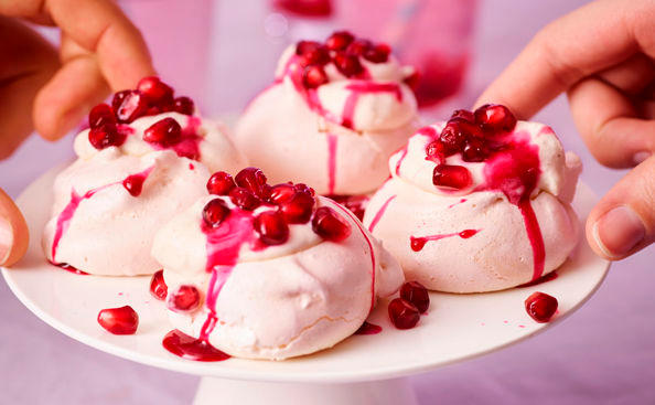 Mini-Meringues mit Granatapfel