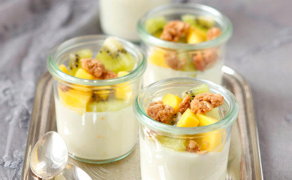 Kokospudding mit Mango und Kiwi