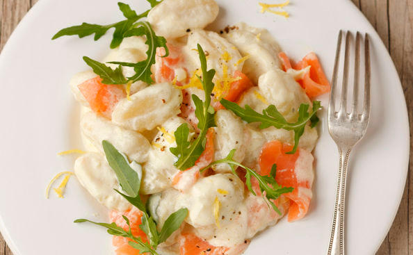 Gnocchi mit Lachs und Rucola