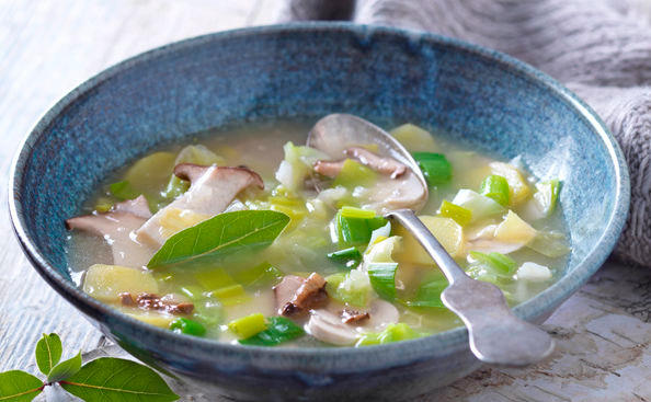 Suppe mit Pilzen, Kraut und Erdäpfeln