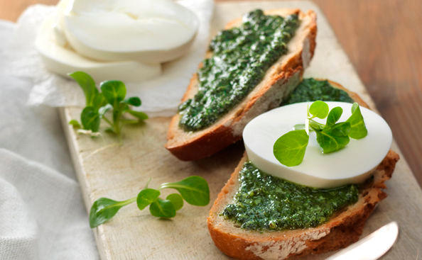 Vogerlsalat-Pesto-Brote