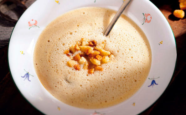 Biersuppe mit Semmelwürfel