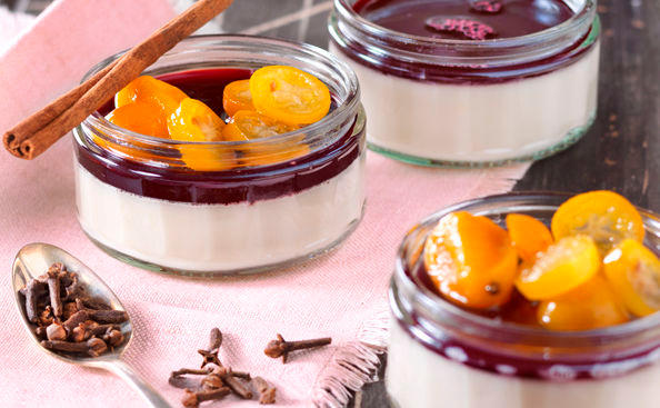 Zimt-Panna cotta mit Glühweingelee