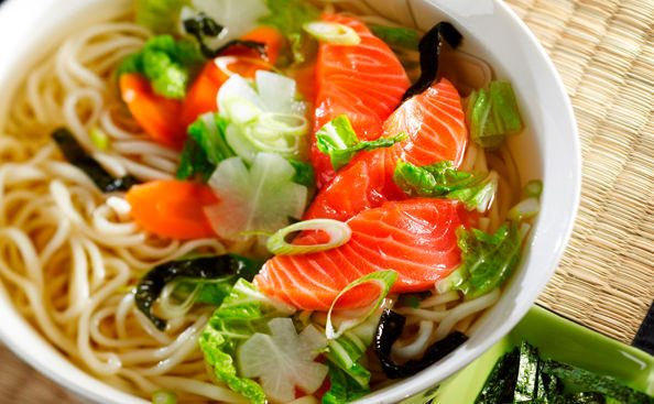 Sake no udon-nabe: Japanischer Nudeltopf mit Lachs