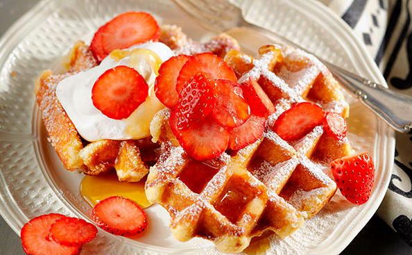 Waffeln mit Erdbeeren und Sirup • Rezept • GUSTO.AT