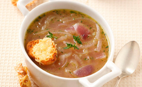 Zwiebelsuppe mit Käsebrötchen