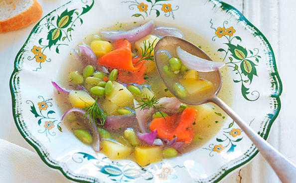 Erdäpfel-Sojabohnensuppe mit Lachs und Dille
