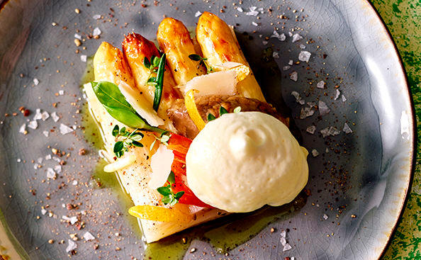 Ofenspargel mit Erdäpfel-Parmesanschaum