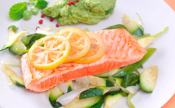 Zitronenlachs mit Zucchinigemüse auf Erbsenpüree