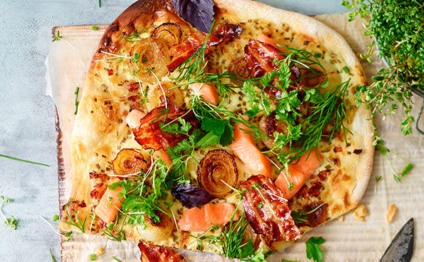 Flammkuchen mit Lachsforelle und Kräutersalat