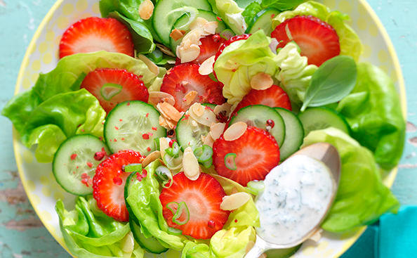 Salat mit Erdbeeren, Gurken und Basilikumdressing