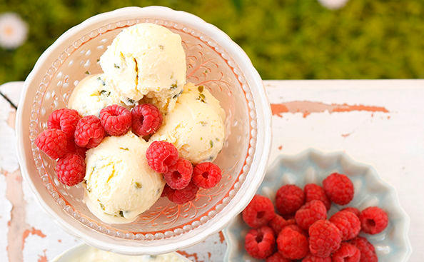 Topfen-Pistazieneis mit Himbeeren