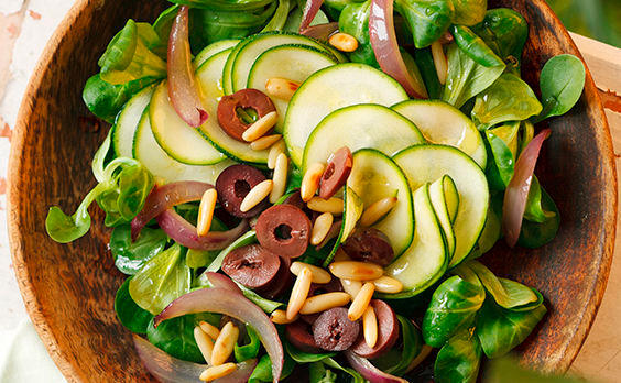 Vogerlsalat mit Zucchini, Oliven und Pignoli