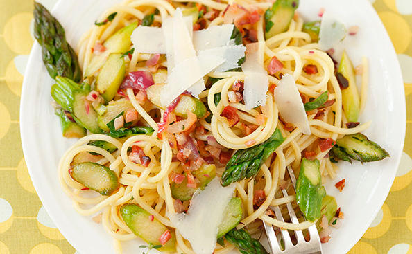 Spaghetti mit Speck und grünem Spargel