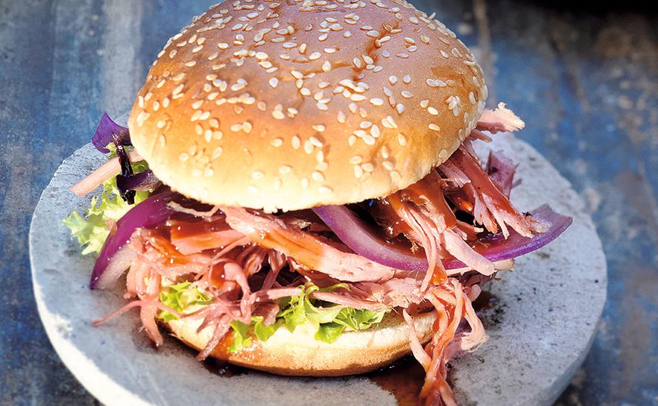 Pulled-Pork-Burger mit Whiskey-Zwiebeln und Cole Slaw