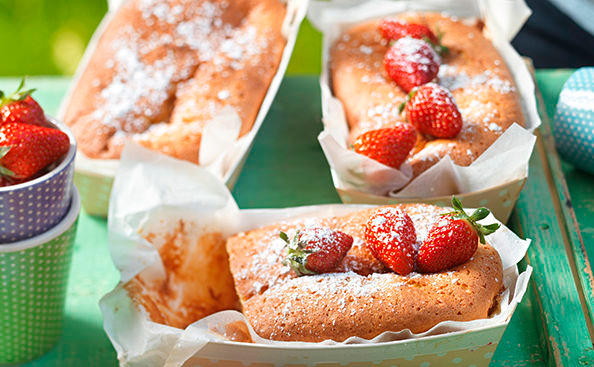 Orangen-Kuchen mit Erdbeeren