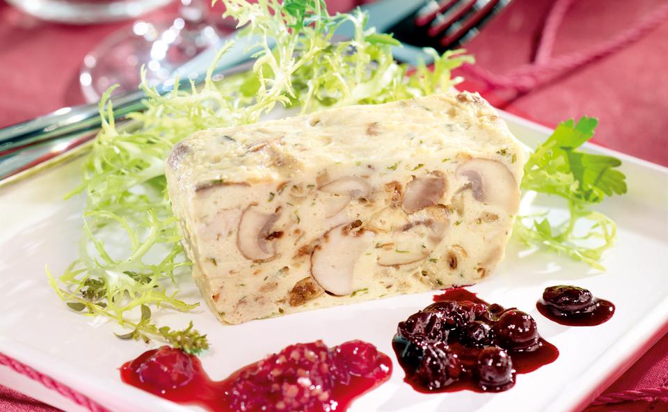 Steinpilz-Terrine mit Waldbeeren