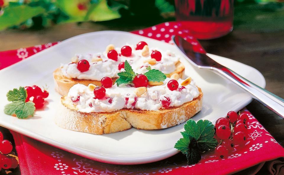 Crostini mit Ribisel-Schafkäse-Creme