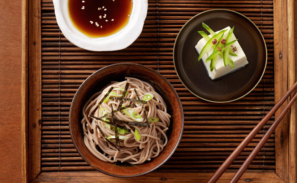 Kalte Soba-Nudeln mit Sesam-Dip