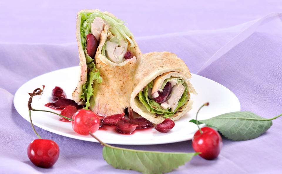 Salat-Wraps mit Huhn und Kirschen-Salsa • Rezept • GUSTO.AT