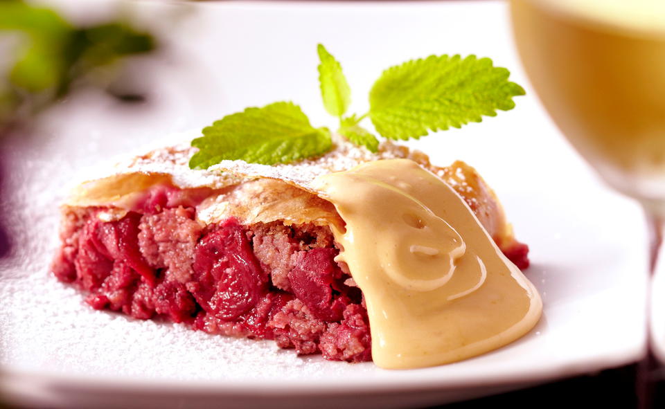 Kirschenstrudel mit Holunderblüten-Sabayon