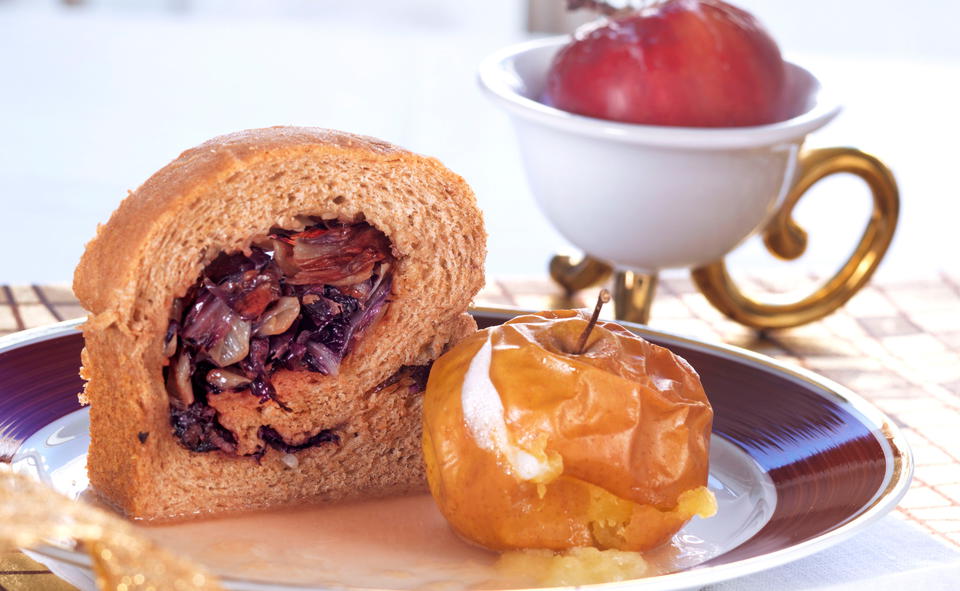 Süßes Radicchio-Brot mit Bratapfel