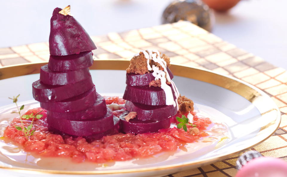 Rote Rüben mit Grapefruit und Schwarzbrot-Crumble