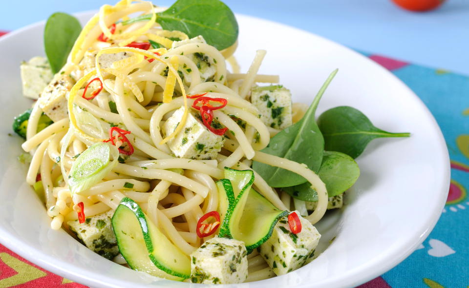 Zucchini-Spaghetti mit Pesto-Tofu