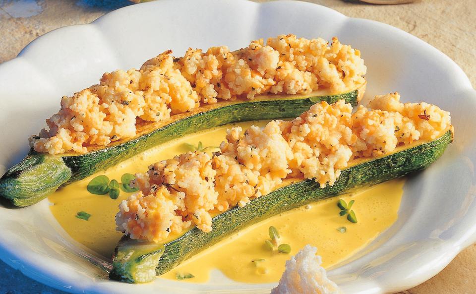 Zucchini mit Couscous-Fülle und Currysauce