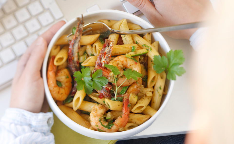 Penne mit Petersil-Zucchinipesto und Garnelen