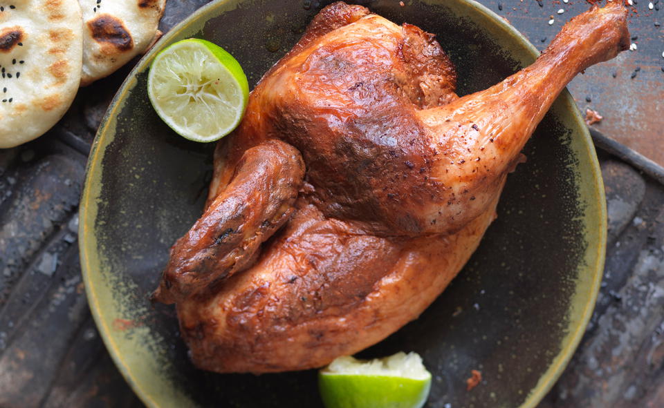 Gegrilltes Tandoori-Huhn mit Karotten-Sesam-Salat • Rezept • GUSTO.AT