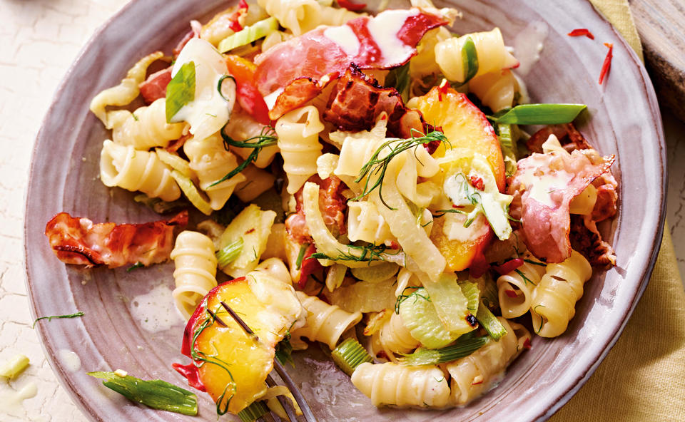 Pasta mit Fenchel, Pfirsich und Speck