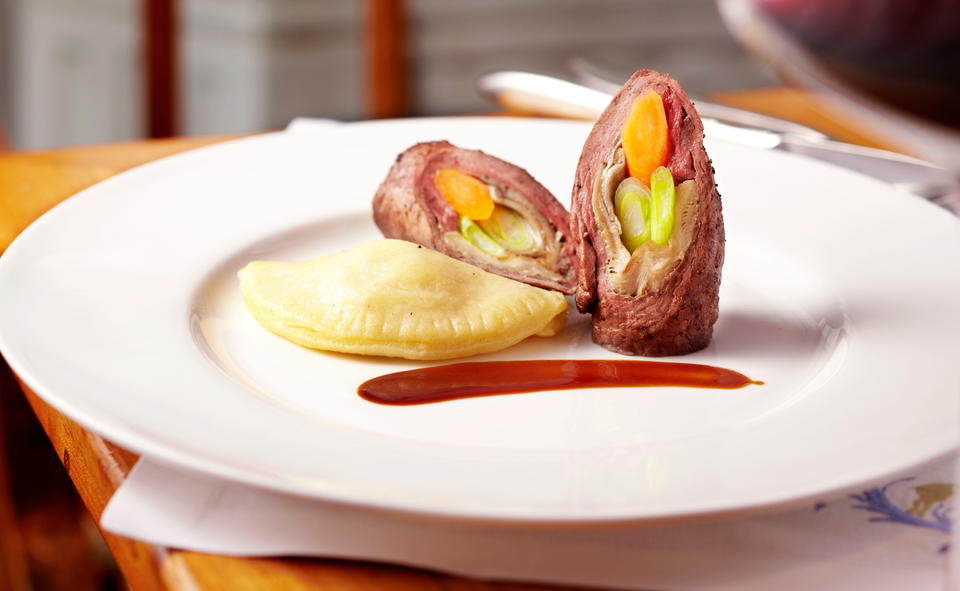 Hirschroulade mit Gemüsefülle und Erdäpfeltascherln