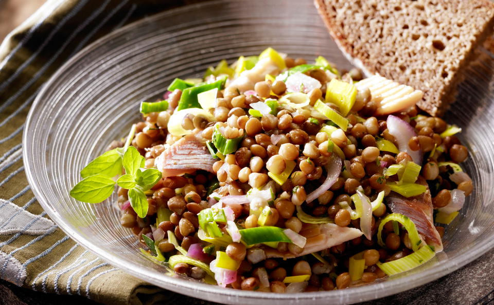 Linsensalat mit Räucherforelle