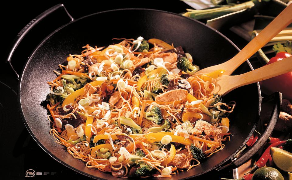 Asiatische Nudeln mit Huhn und Gemüse • Rezept • GUSTO.AT