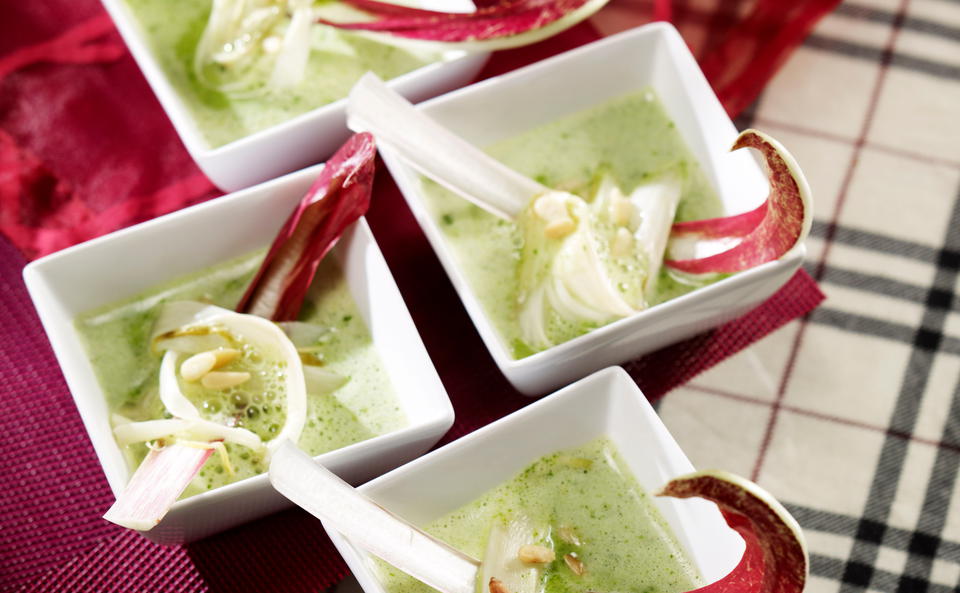 Rucolasuppe mit Chicorée und Radicchio • Rezept • GUSTO.AT
