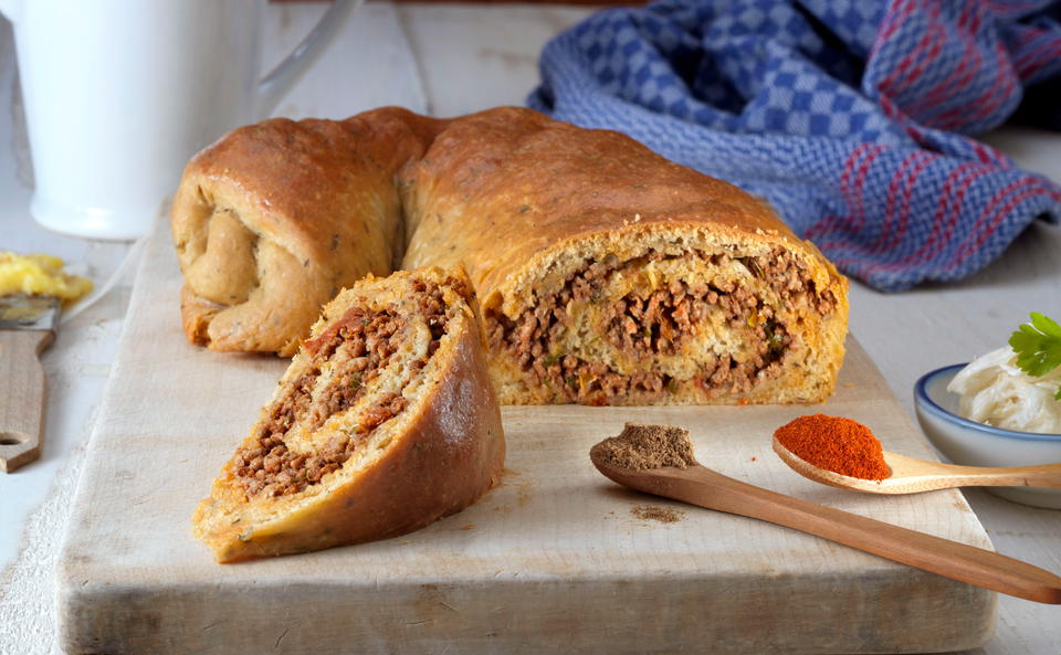 Fleischstrudel mit Sauerkrautsalat