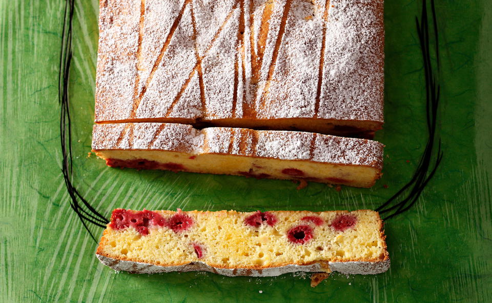 Sauerrahm-Olivenöltorte mit Himbeeren