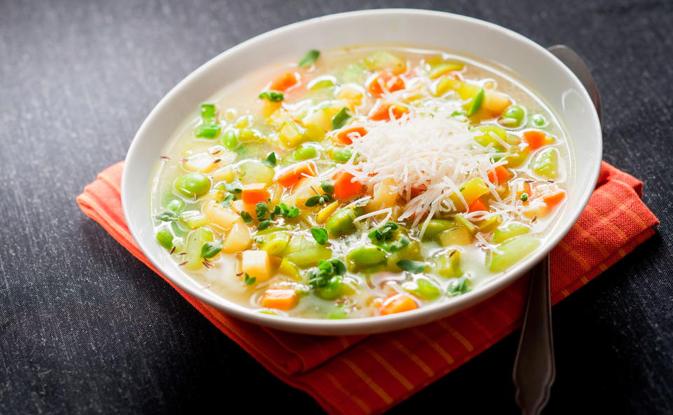 Bunte Gemüsesuppe mit Parmesan