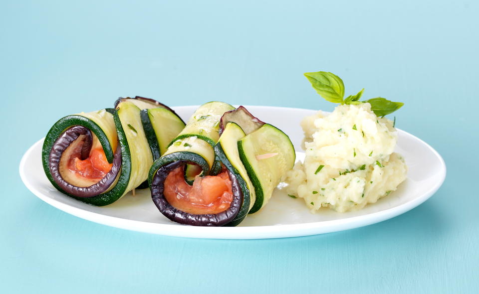 Melanzani-Zucchini-Röllchen mit Basilikum-Püree