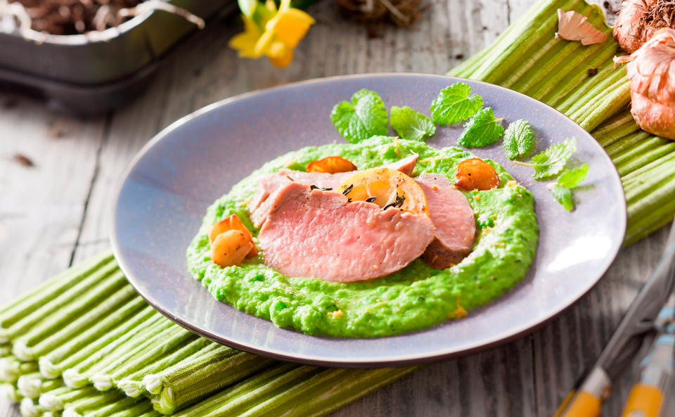 Schweinsfilet mit Erbsen-Minzepüree