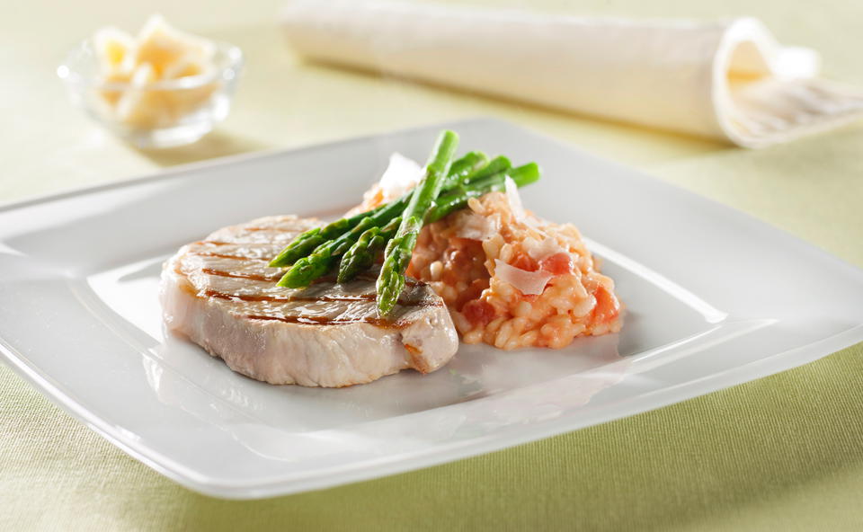 Schweinssteak mit Paradeisrisotto und grünem Spargel