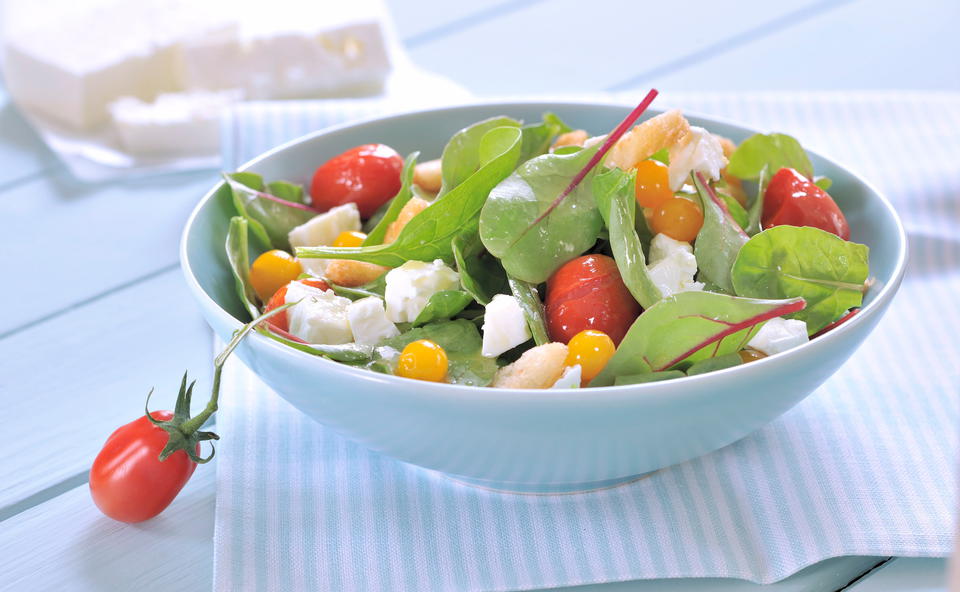 Spinatsalat mit Schafkäse und Brotstücken