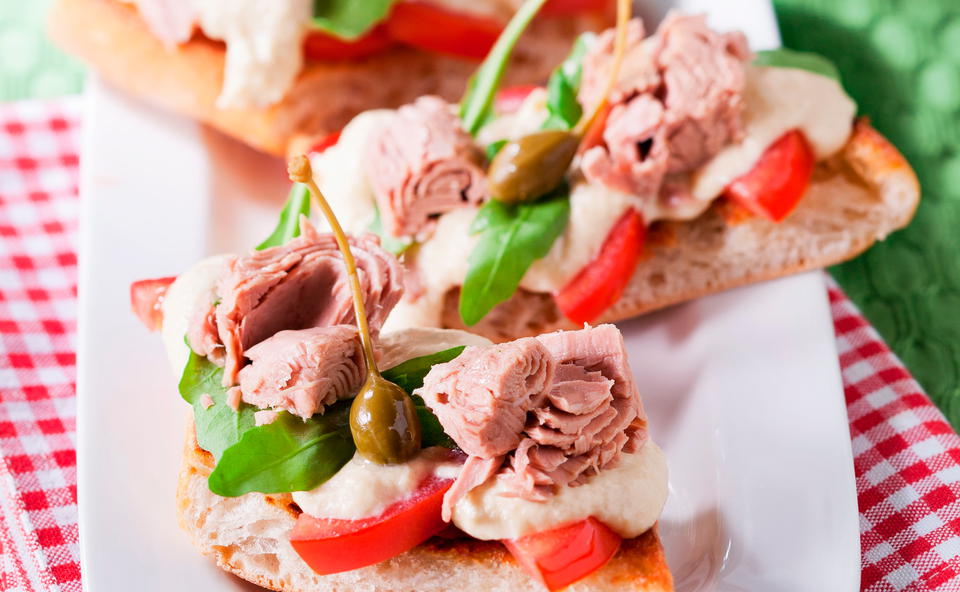 Bruschetta mit Melanzani und Thunfisch