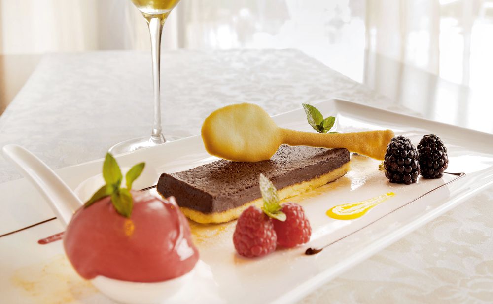 Lauwarme Schokotarte mit Himbeersorbet • Rezept • GUSTO.AT