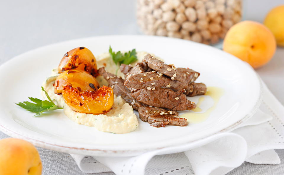 Rindsfilet auf Hummus