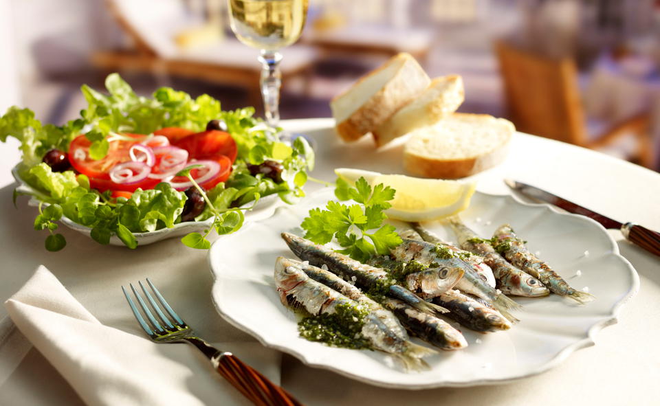 Sardinhas assadas com salada: Gegrillte Sardinen mit Salat • Rezept