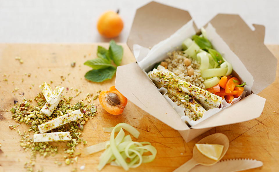 Quinoa-Marillen-Salat mit Pistazien-Feta