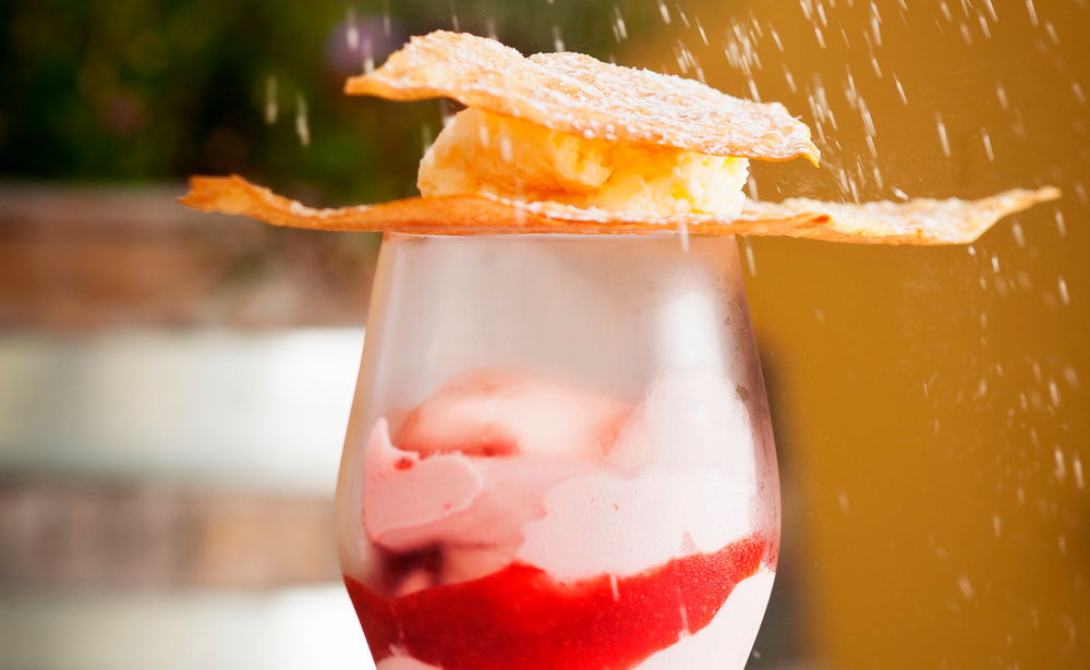 Cremeschnitte mit Erdbeer-Uhudlersorbet • Rezept • GUSTO.AT